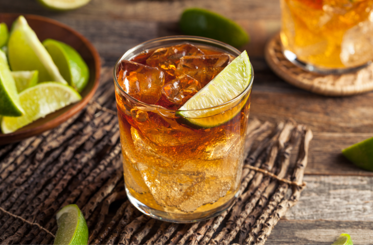 Rum tônica de mel e limão