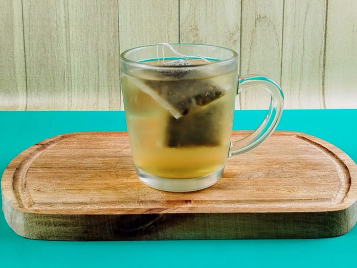 Sachês de chá colocados na água.