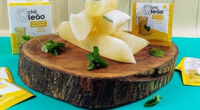 Sacolé alcoólico de abacaxi com hortelã