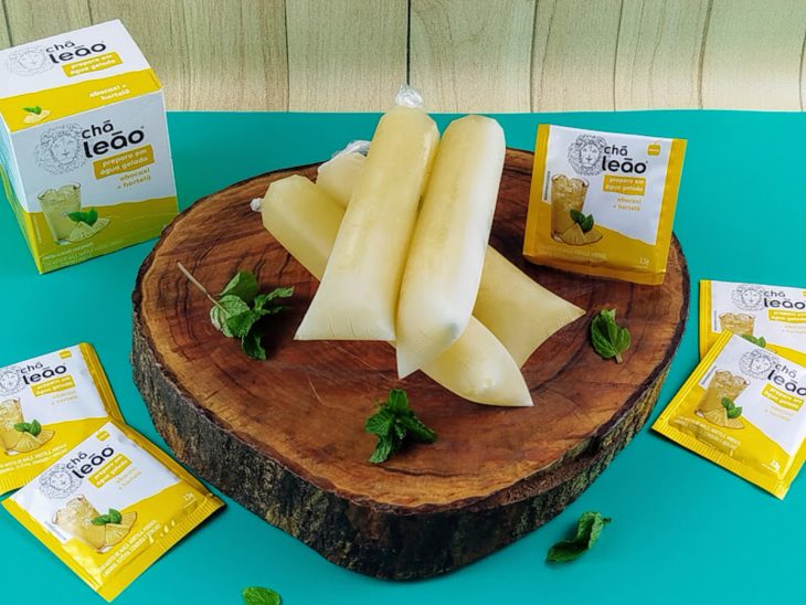 Sacolés alcóolicos de abacaxi com hortelã prontos para consumo.