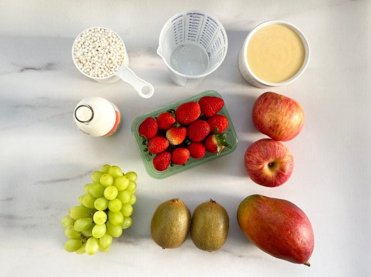 Uma bancada com os ingredientes separados.