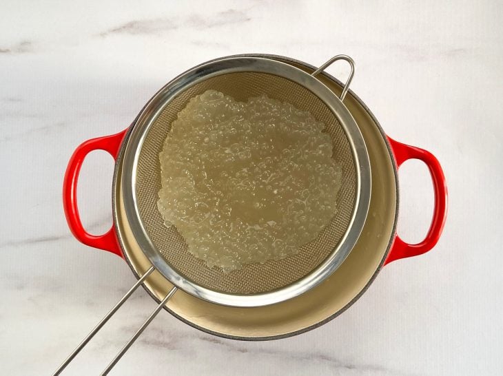 Uma peneira sobre uma panela para escorrer o sagu.