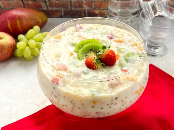 Um recipiente com sagu de frutas.