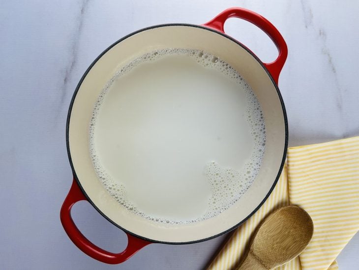 Uma panela contendo a mistura de sagu hidratado com leite.