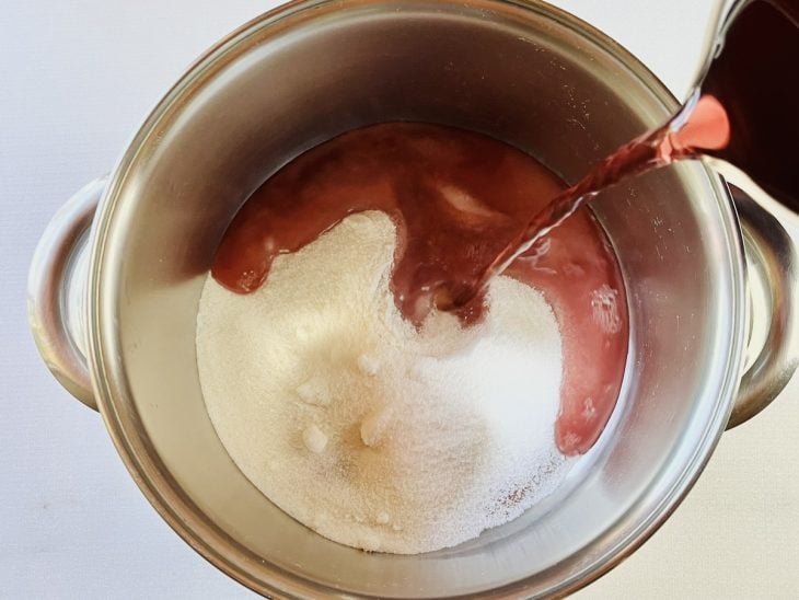 Uma panela com vinho, água e açúcar.
