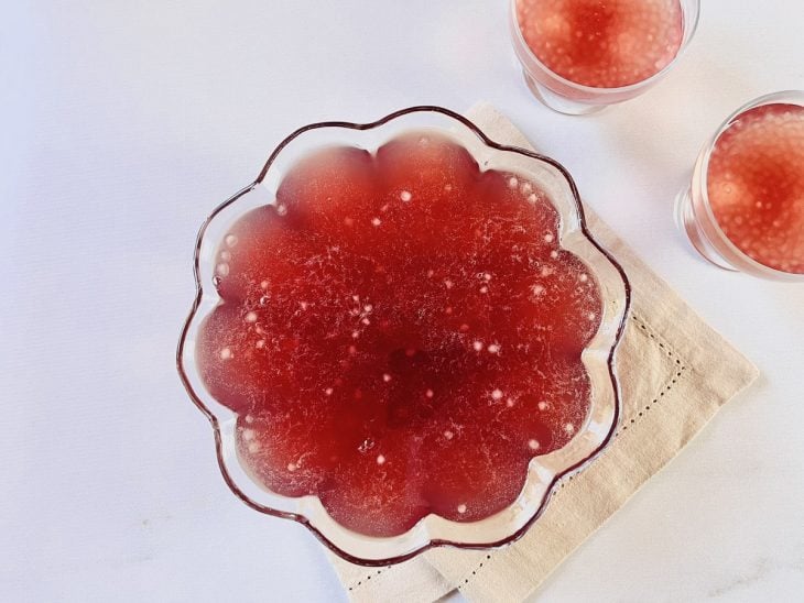 Uma tigela com o sagu e o caldo de vinho.