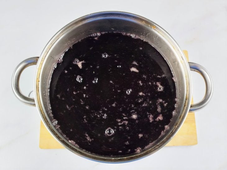 Açúcar e vinho adicionados na panela.