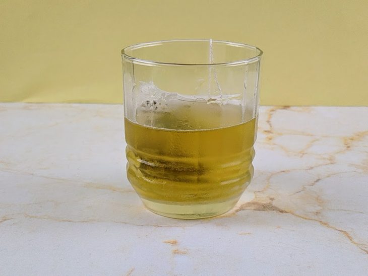 Sachê em infusão num copo.