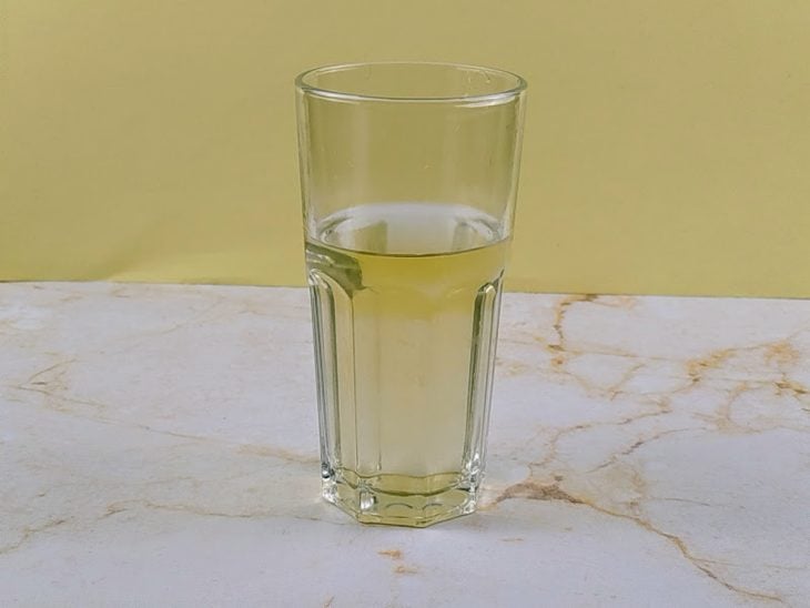 Infusão gelada e saquê misturados em um copo.