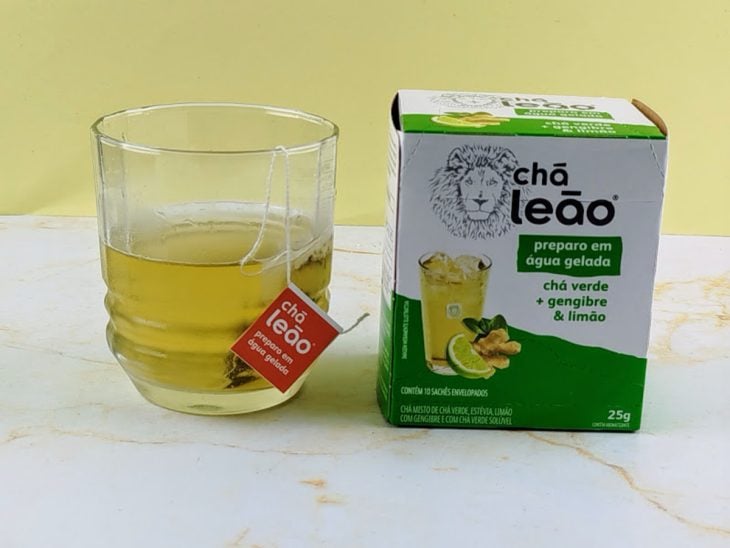 Sachê em infusão num copo.