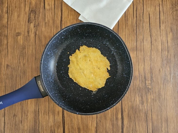 Crispy de queijo com coloração dourada.