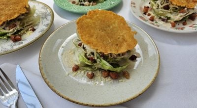 Salada Caesar com crispy de queijo