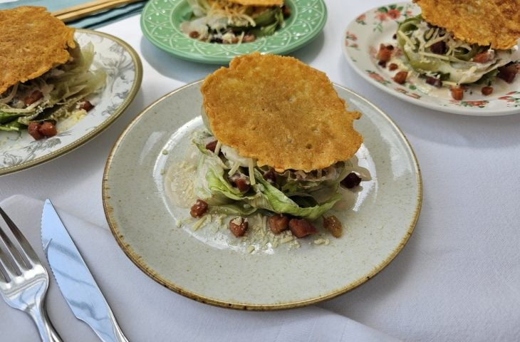 Salada Caesar com crispy de queijo