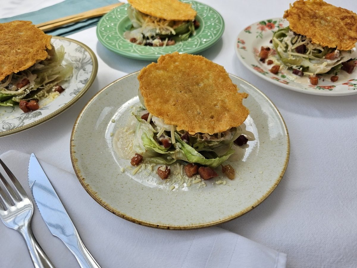 Salada Caesar com crispy de queijo