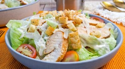 Salada caesar com frango