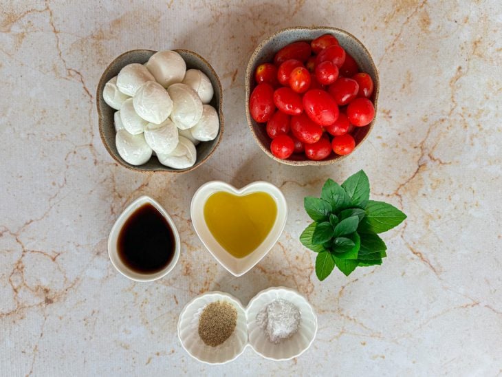 Ingredientes separados sobre a bancada.