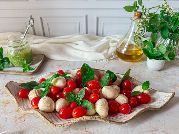 Salada caprese servida.