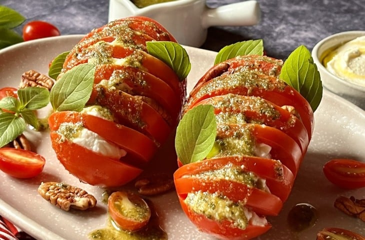 Salada caprese com pesto