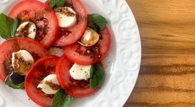 Salada caprese com redução de balsâmico