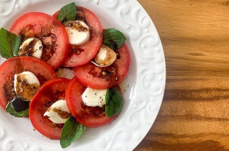 Salada caprese com redução de balsâmico