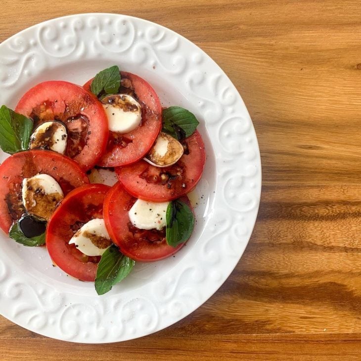 Salada caprese com redução de balsâmico