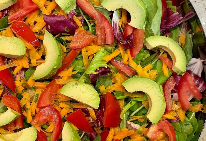 Salada colorida com avocado