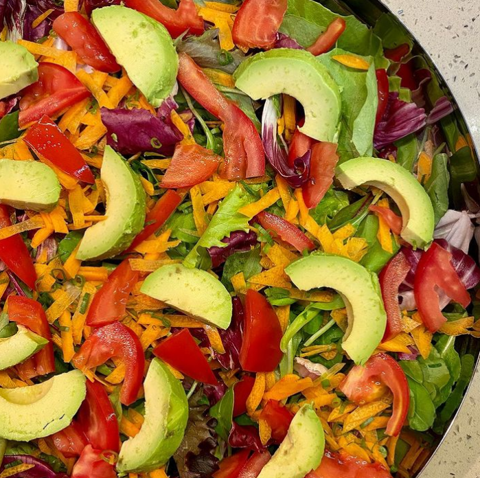 Salada colorida com avocado