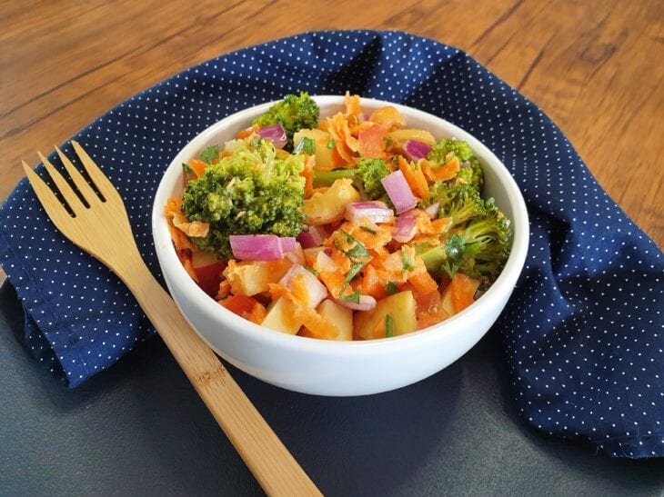 Salada colorida de brócolis