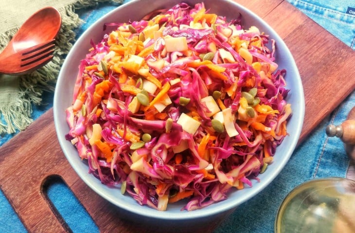 Salada colorida de repolho roxo