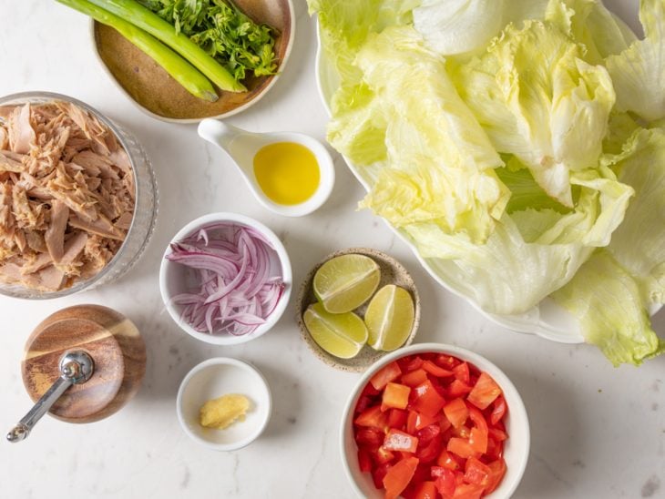 Ingredientes para a receita de salada com atum.