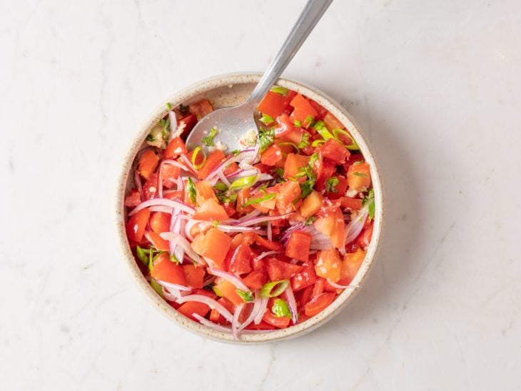 Ingredientes picados, temperados e misturados em um bowl.