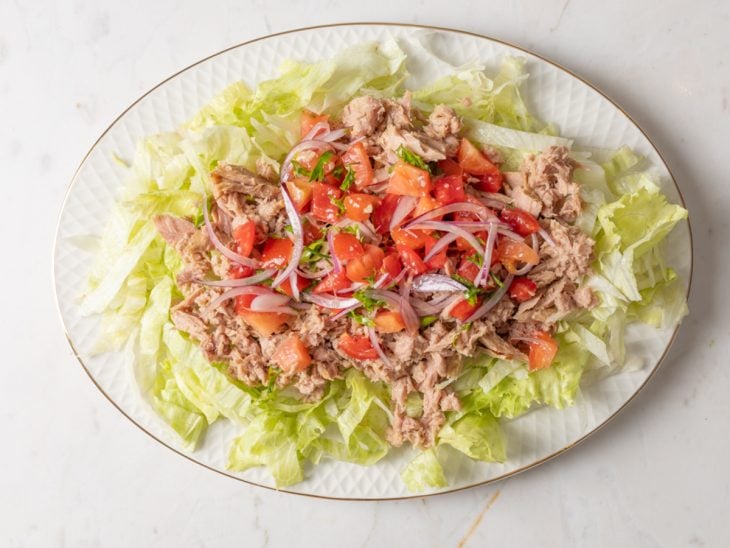 Salada com atum montada em um prato.