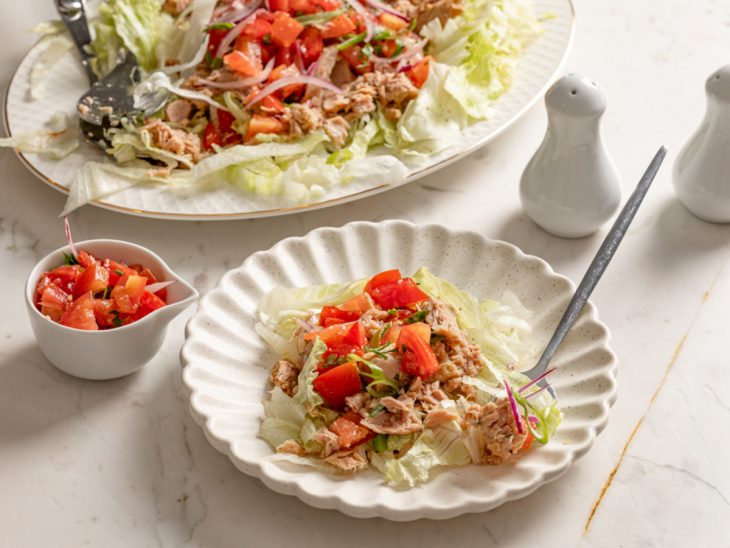 Salada com atum pronta para consumo.