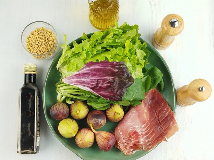 Ingredientes separados sobre a bancada.