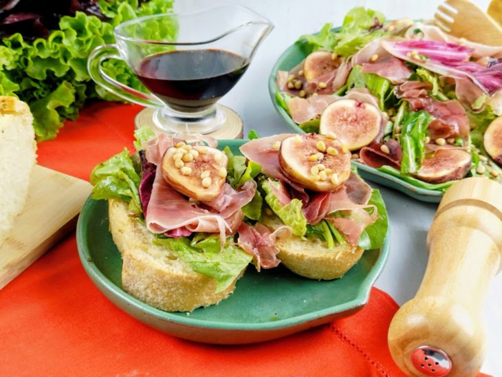 Salada com figo e parma servida.