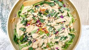 Salada com molho de amendoim