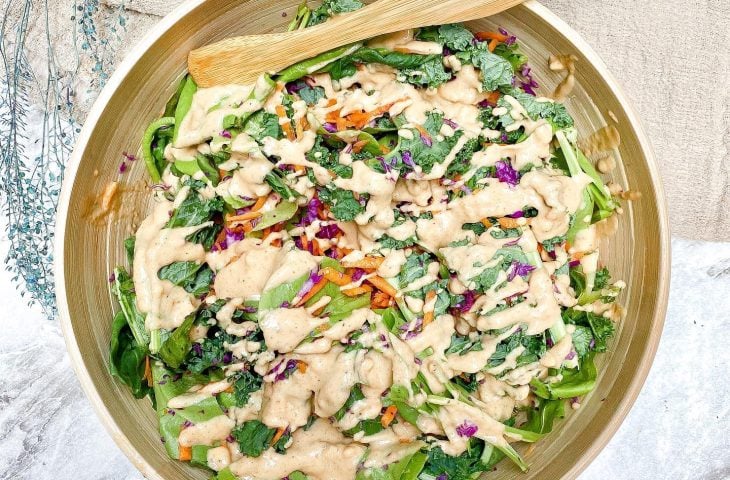 Salada com molho de amendoim