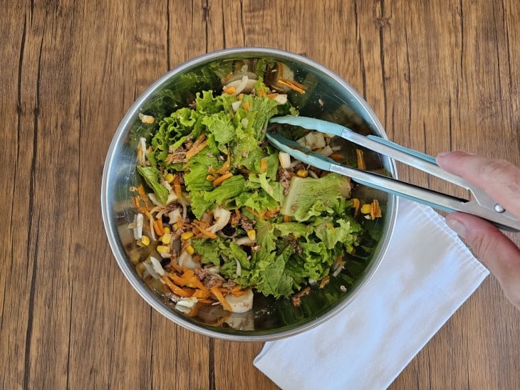 Ingredientes da salada misturados dentro da saladeira.