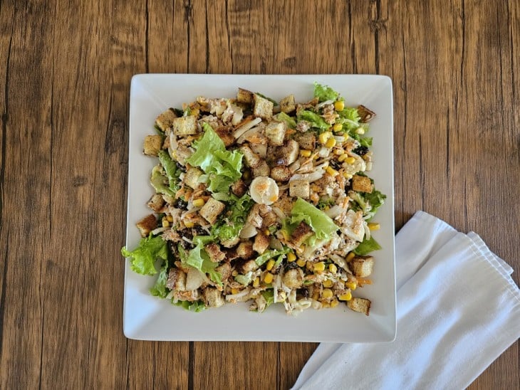 Salada com molho de mostarda e croutons finalizada.