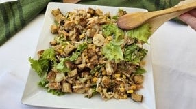 Salada com molho de mostarda e croutons
