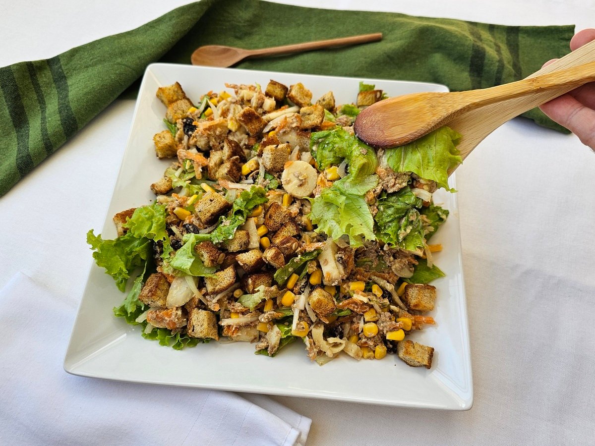 Salada com molho de mostarda e croutons