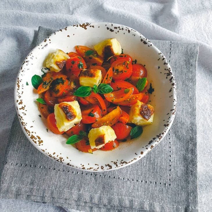 Salada com queijo-coalho