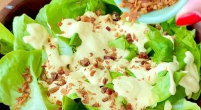 Salada crocante com molho cremoso