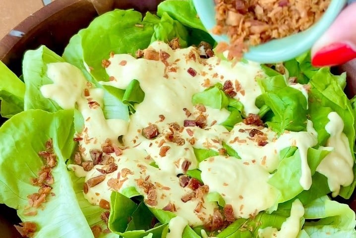 Salada crocante com molho cremoso