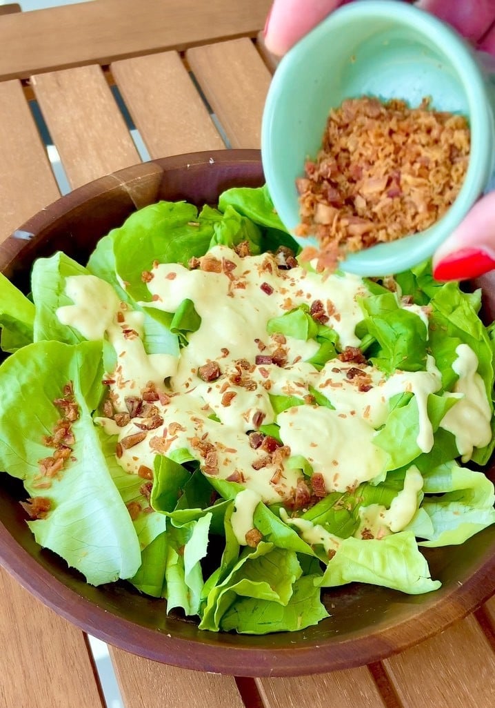 Salada crocante com molho cremoso