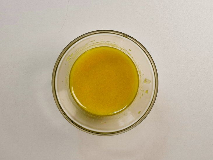 Suco de limão, mostarda, azeite e sal misturados.