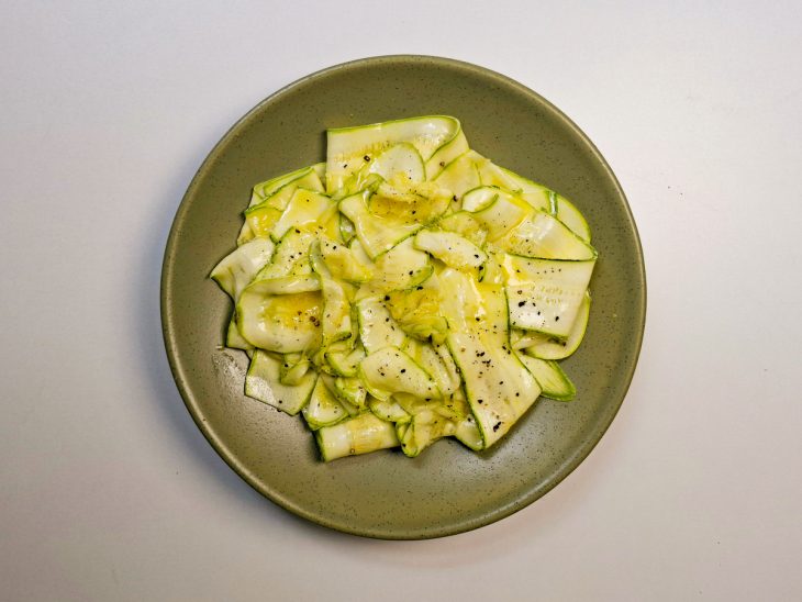 Fatias de abobrinhas dispostas em um prato.