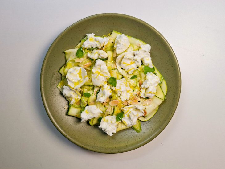 Burrata adicionada a salada.