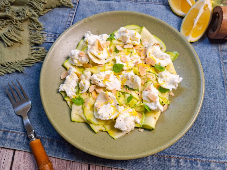 Salada pronta, servida em prato.