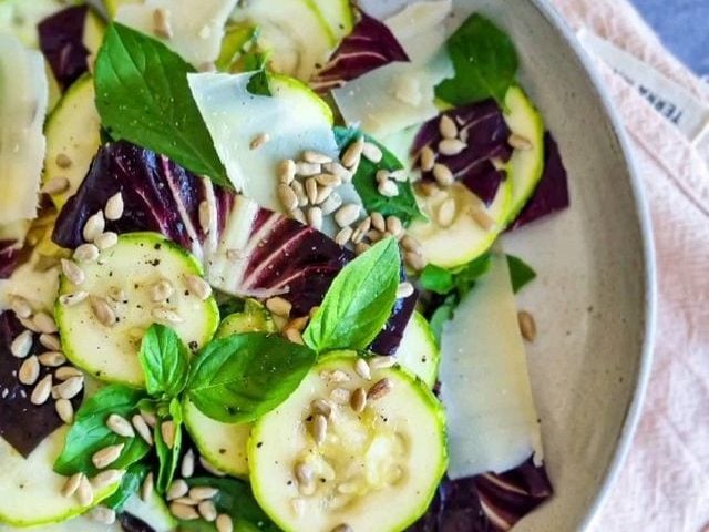 Salada de abobrinha com sementes de girassol